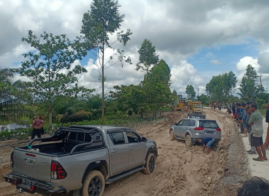 Salah satu ruas Jalan Pangkalan Bun menuju Kotawaringin Lama yang rusak
