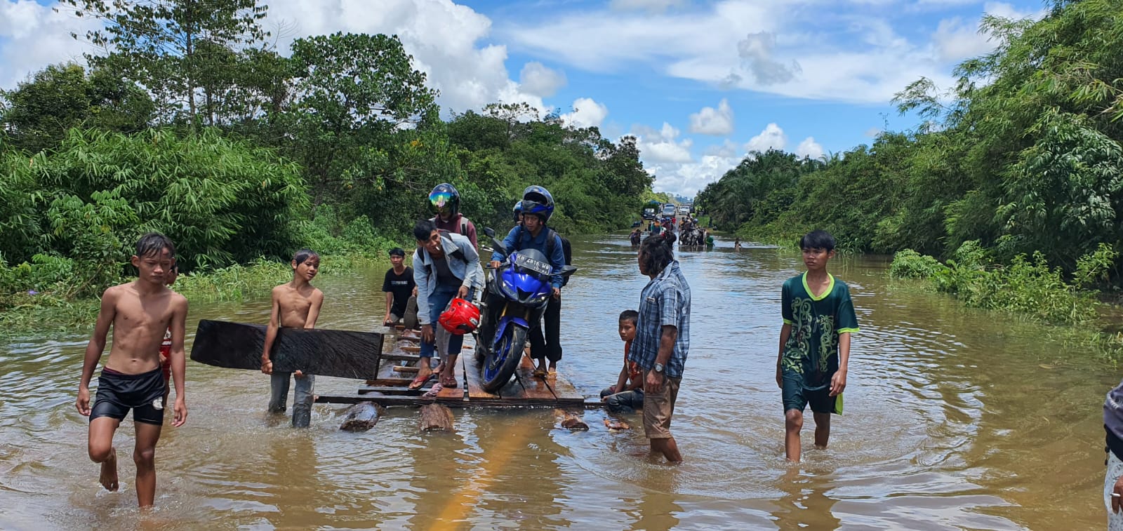 trans kalimantan lumpuh
