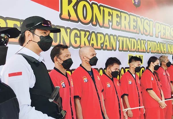 tangkap ratusan tersangka (9)