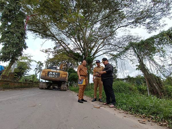 bupati tinjau jalan