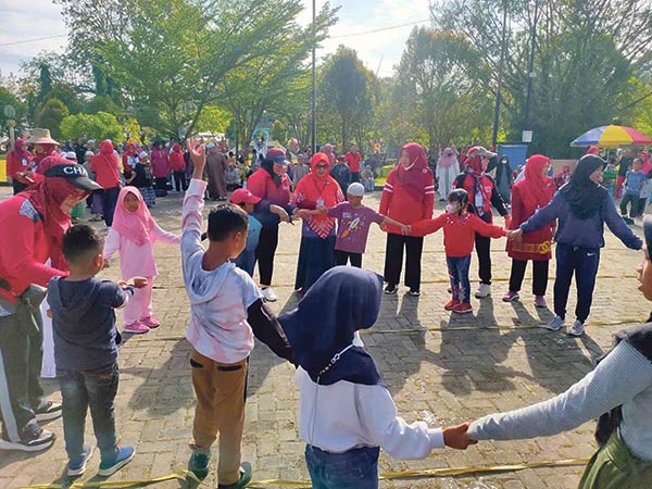 gow kotim ajak anak panti bermain di taman kota