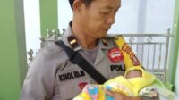 Bayi yang dibuang ketika digendong anggota kepolisian