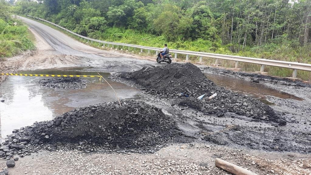 Bupati Gunung Mas,Jaya S Monong,tutup jalan,truk pbs