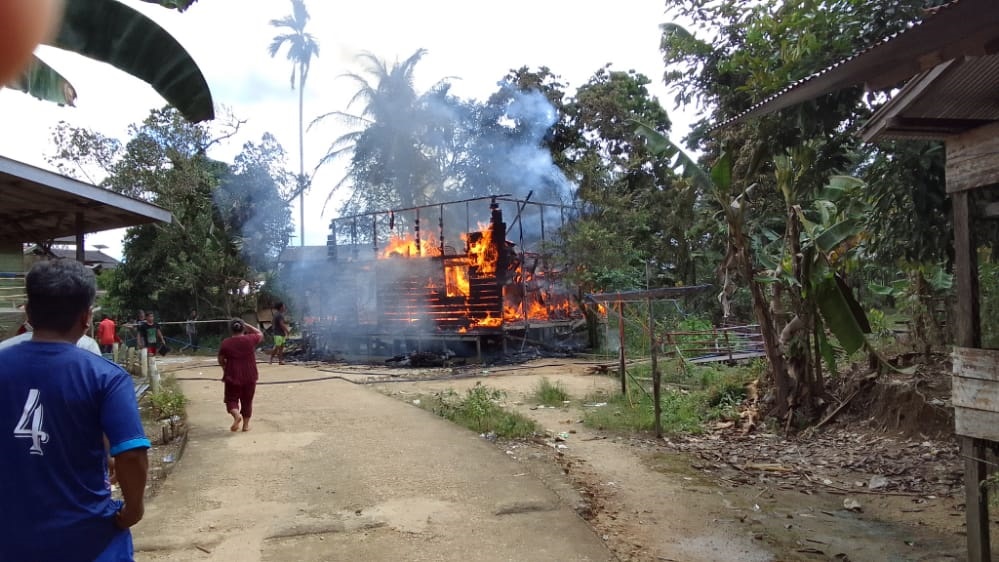 rumah kayu terbakar