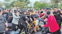 demo dei depan kantor Gubernur Kalteng