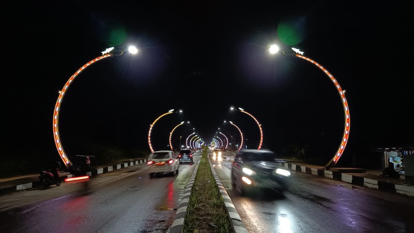 Terowongan cahaya atau yang dinamai Nur Mentaya Jalan Tjilik Riwut,Bupati Kotim Halikinnor