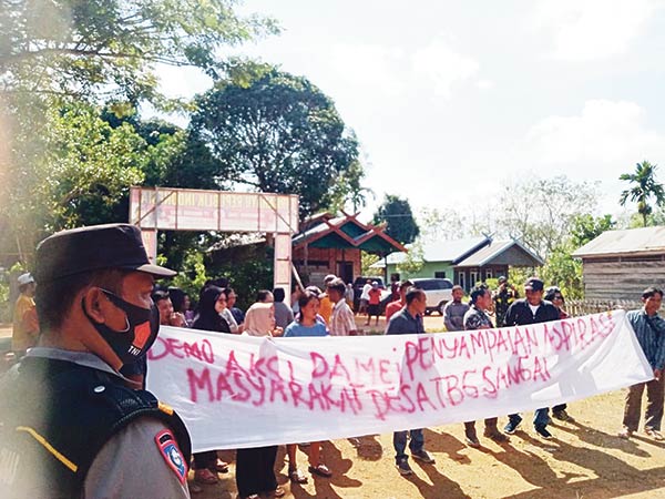 demo warga tumbang sangai