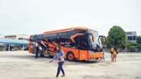keberangkatan penumpang bus yessoe sampit (hgn)