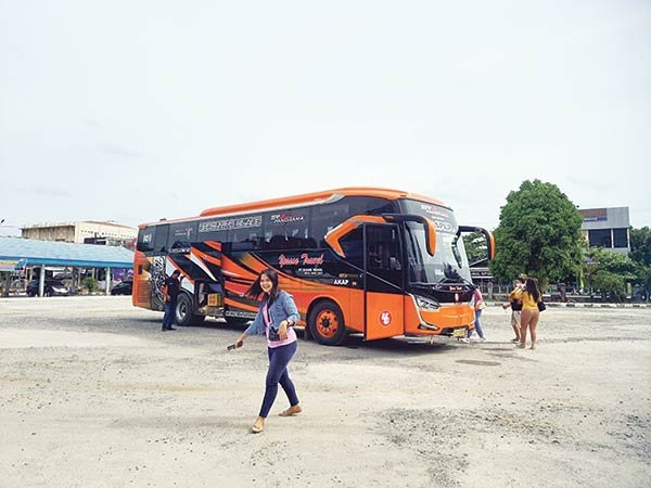 keberangkatan penumpang bus yessoe sampit (hgn)