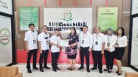 kejari kotim terima penghargaan bpjs