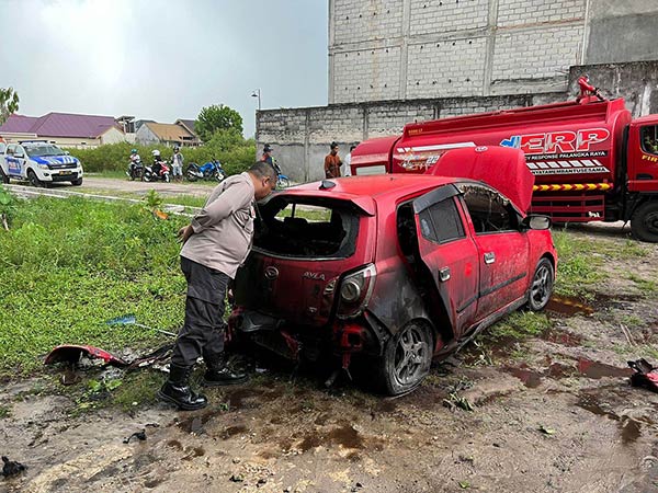 mobil terbakar