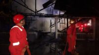 petugas damkar ketika memadamkan api