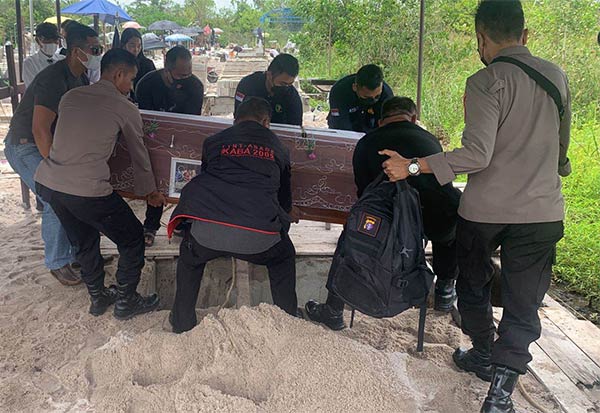 pemakaman polisi korban pembunuhan kampung narkoba