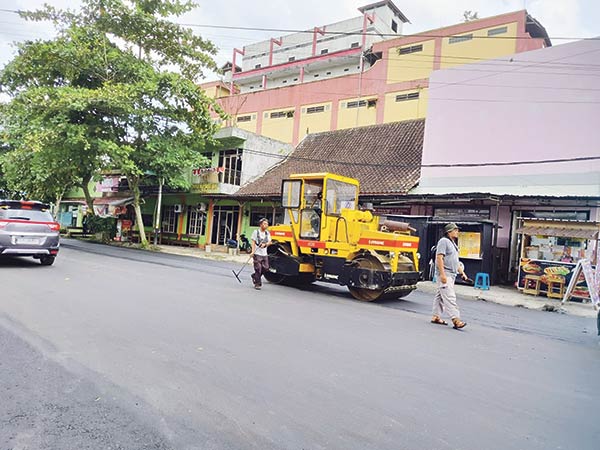 pengaspalan jalan sampit