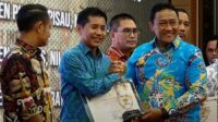 pertahankan gelar