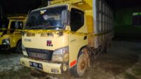 truk bawa kayu ilegal