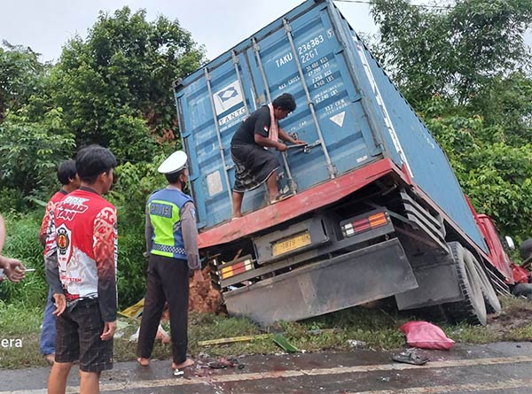 truk peti kemas