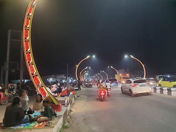 warga santai di terowongan nur mentaya