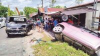 mobil masuk parit