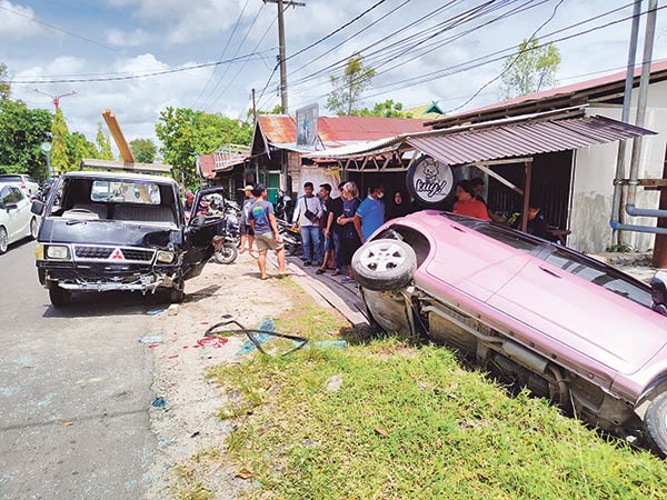 mobil masuk parit