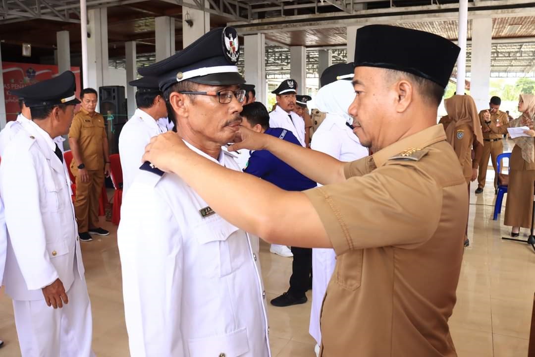 Bupati Seruyan Yulhaidir melantik 57 pejabat stuktural dan 16 Penjabat (Pj) Kepala Desa (Kades). Pelantikan tersebut dilaksanakan di Pendopo Rumah Jabatan Bupati pada Selasa (3/1). (najib/radar sampit)