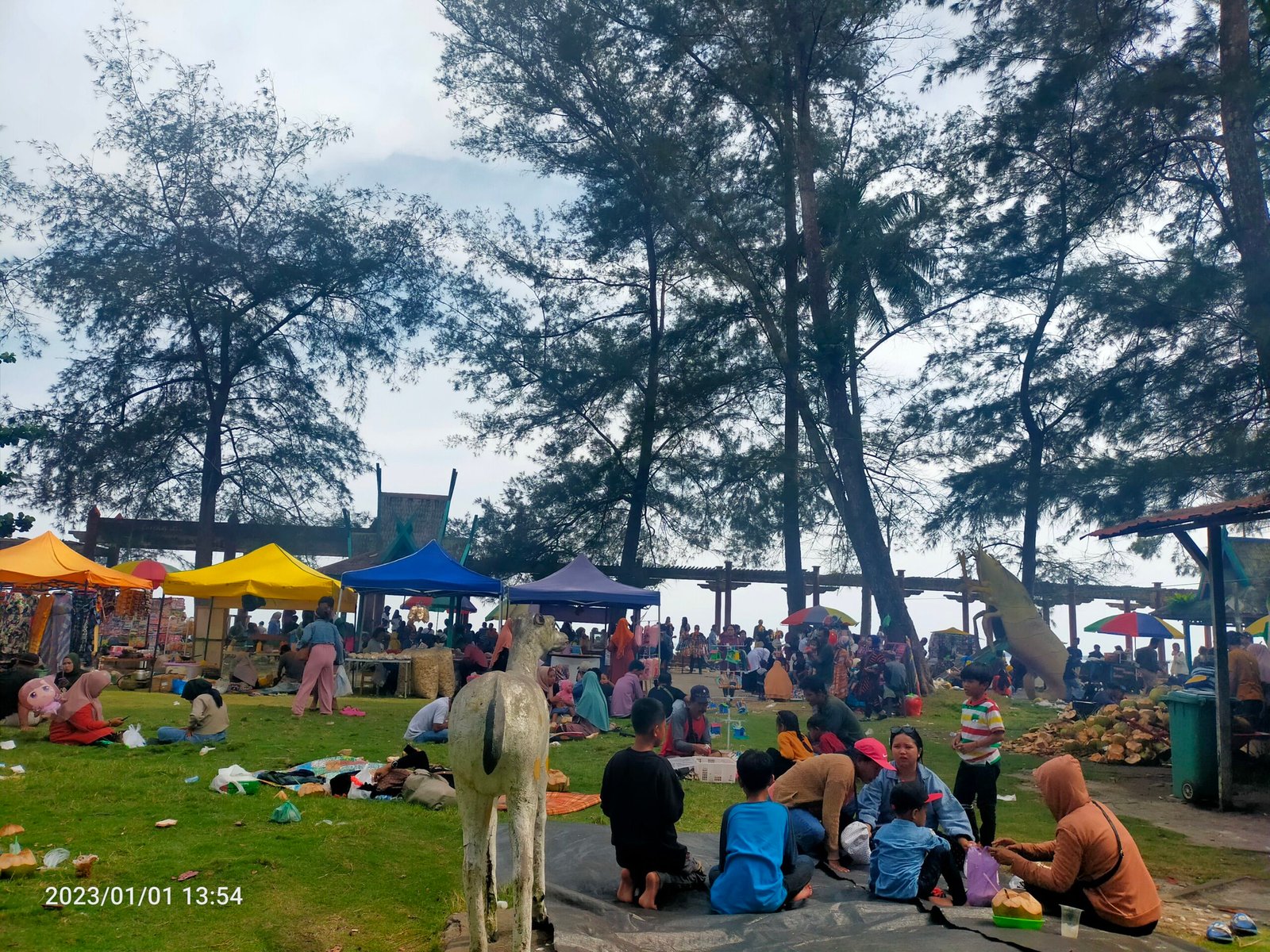 pengunjung pantai 1
