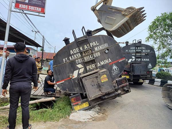 truk terperosok sampit