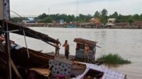 Sejumlah warga yang rumahnya rusak parah terdampak abrasi Sungai Kahayan