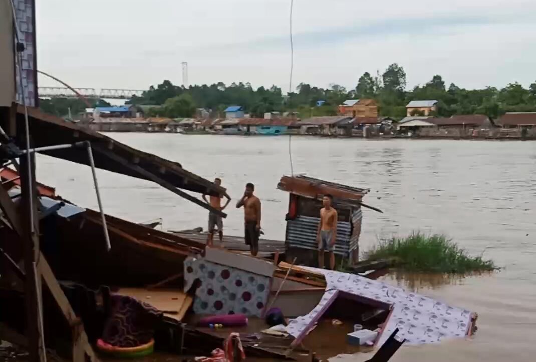 Sejumlah warga yang rumahnya rusak parah terdampak abrasi Sungai Kahayan