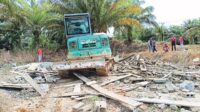 warga rusak pos jaga perkebunan