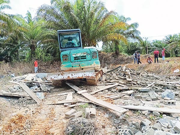 warga rusak pos jaga perkebunan