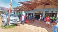 mobil hantam tiang listrik
