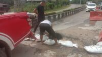 Penambalan lubang di Jalan pangeran Antasari oleh petugas dinas PUPRPERKIMTAN Kabupaten Lamandau. (