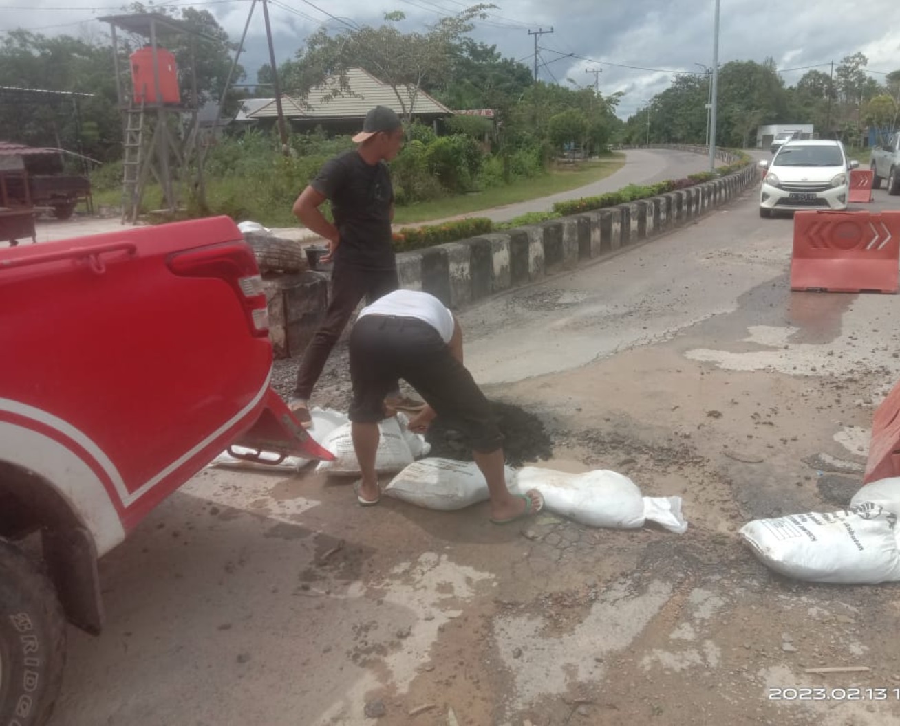 Penambalan lubang di Jalan pangeran Antasari oleh petugas dinas PUPRPERKIMTAN Kabupaten Lamandau. (