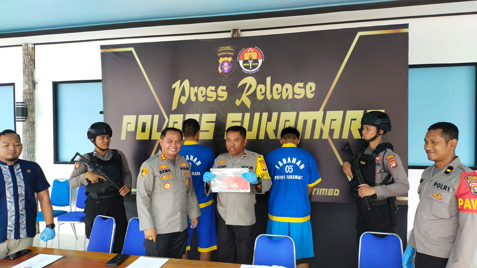 Kapolres Sukamara AKBP Dewa Made Palguna bersama Kapolsek Sukamara memperlihatkan barang bukti pencurian yang dilakukan dua oknum Satpam.