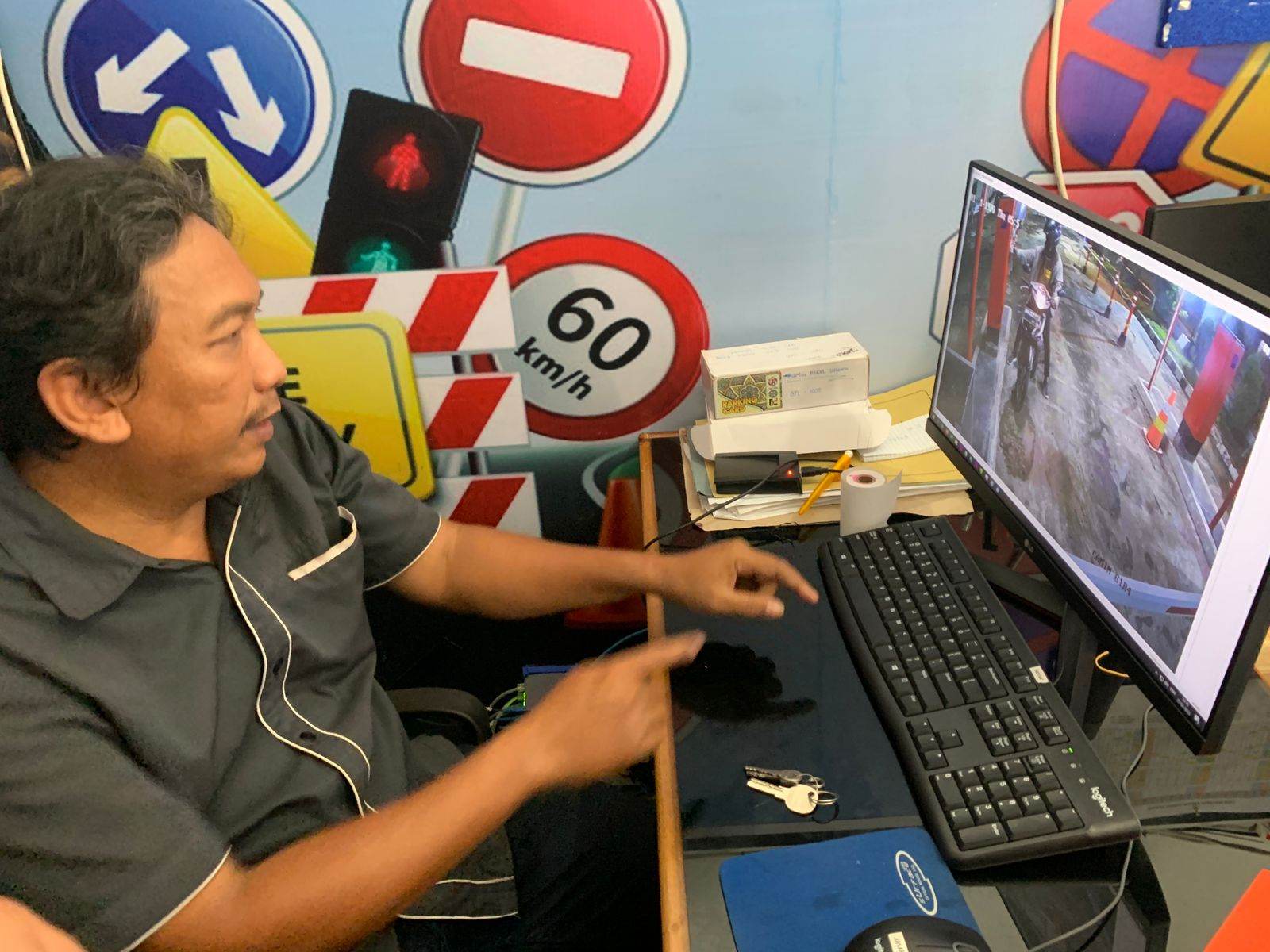 Operator CCTV memperlihatkan korban kehilangan motor saat masuk di parkiran rumah sakit