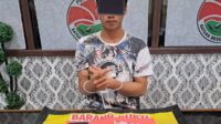 SJ (26) ketika menunjukkan barang bukti narkoba jenis sabu, di Kantor Satres Narkoba Polres Gumas