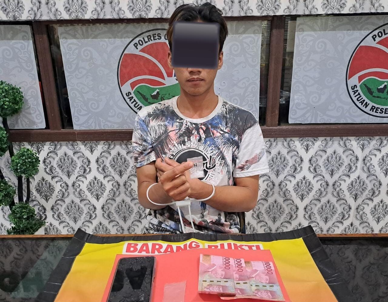SJ (26) ketika menunjukkan barang bukti narkoba jenis sabu, di Kantor Satres Narkoba Polres Gumas