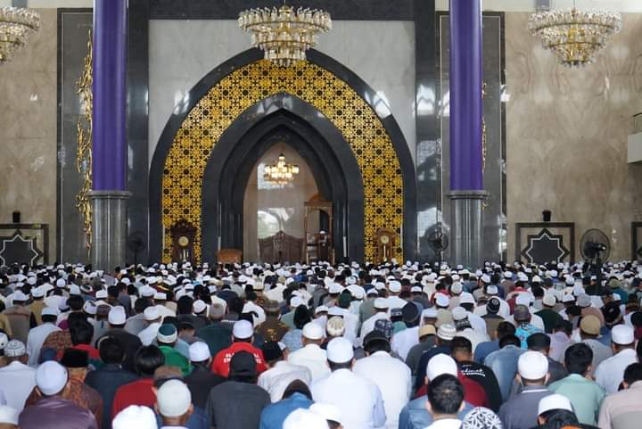 Jamaah Salat Jumat pertama di Masjid Kubah Kecubung Palangkaraya, (17/3).(istimewa)