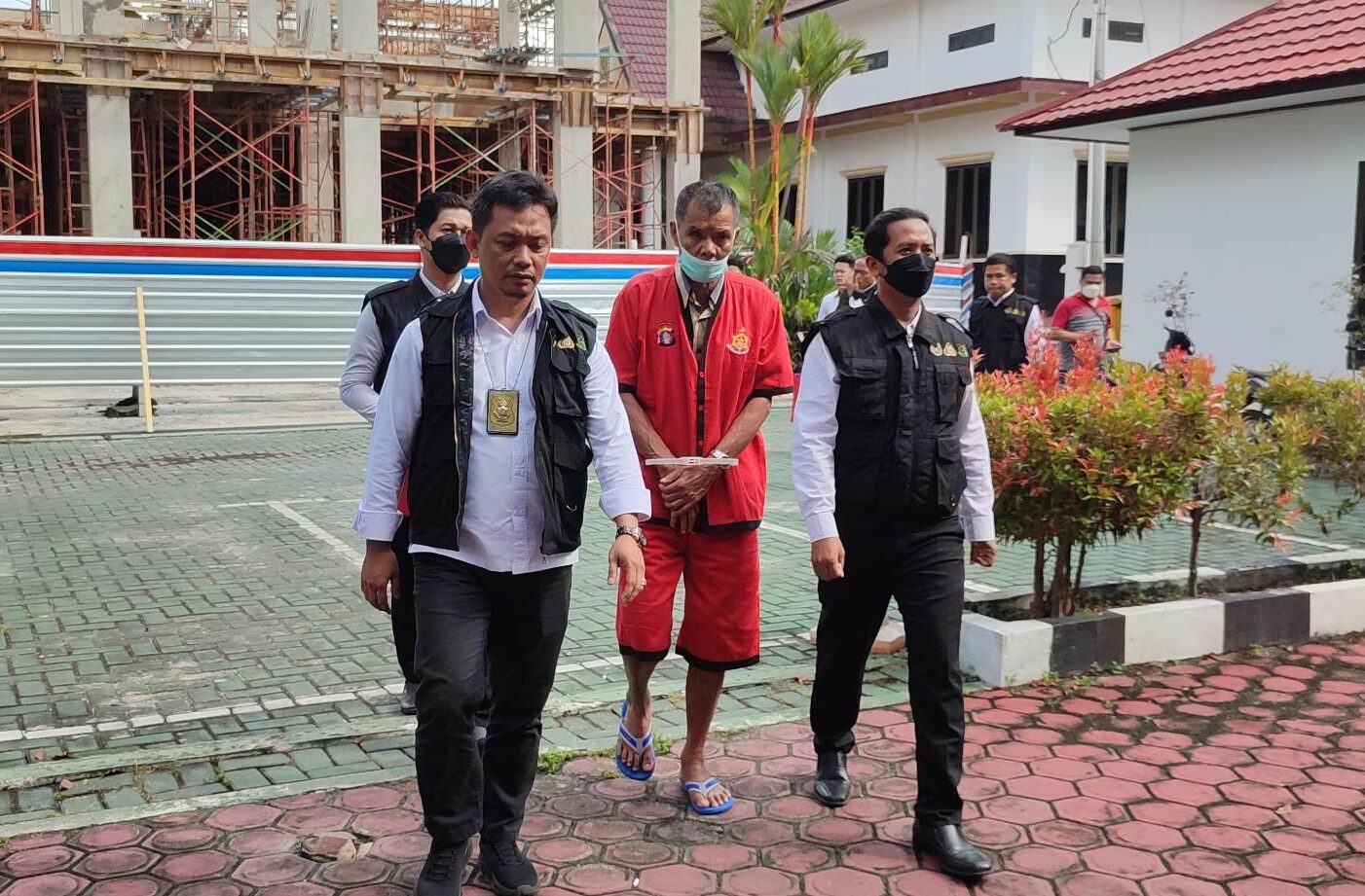 tersangka kasus mafia tanah saat diamankan di Polda Kalteng, belum lama tadi. (dok.radarsampit)