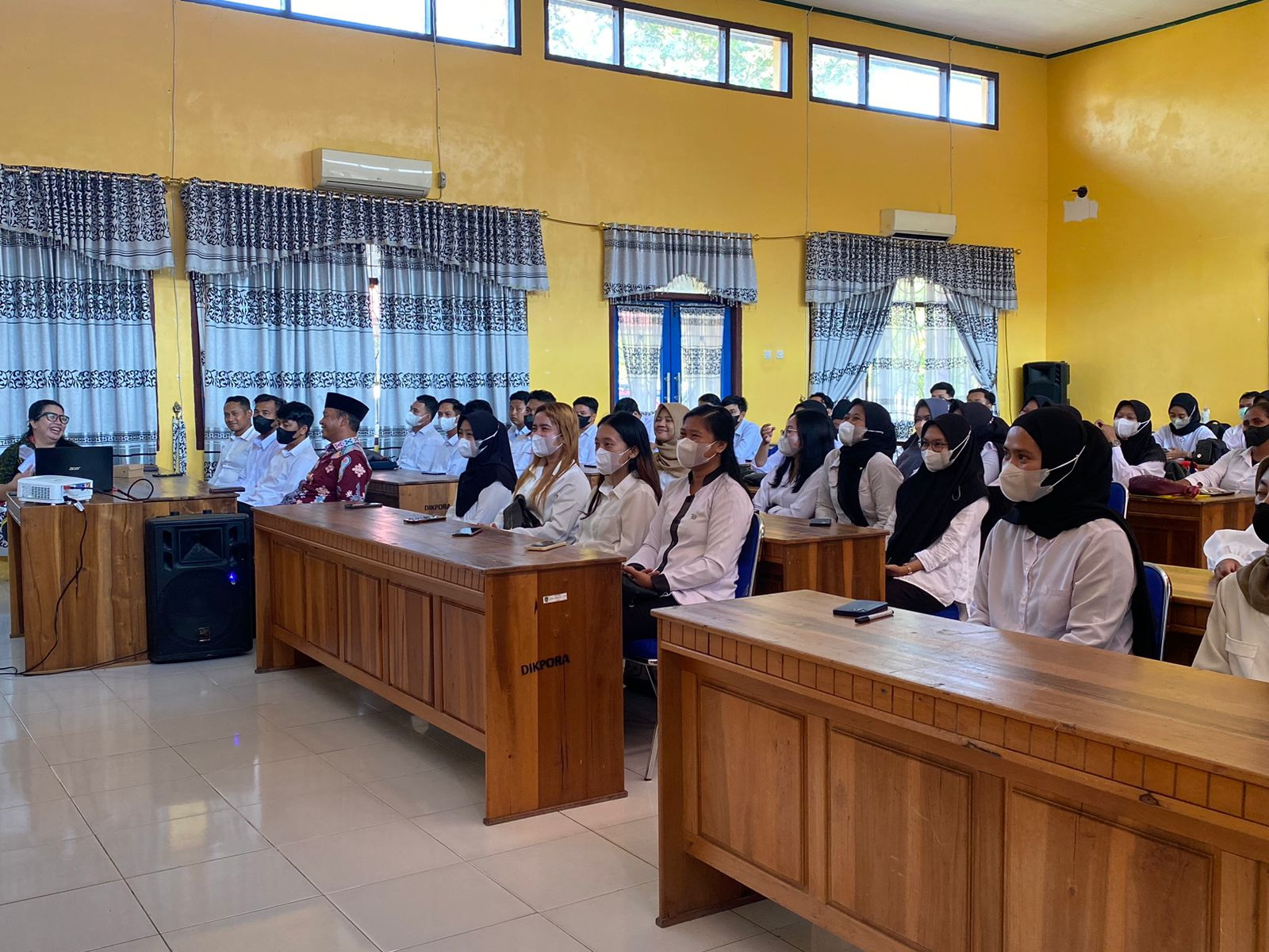 Sejumlah ASN Pemkab Sukamara mengikuti masa orientasi mahasiswa baru UT di BPG Sukamara, beberapa waktu lalu.(istimewa)
