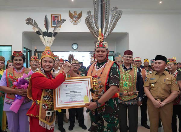 gelar kehormatan dayak panglima tni
