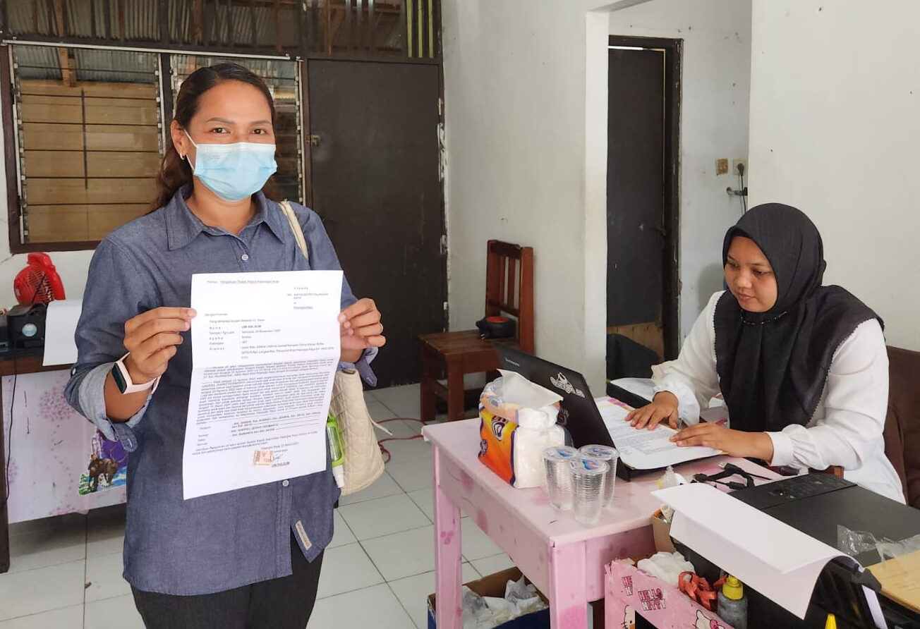 Sang ibu korban berinisial UK (37) usai melaporkan peristiwa bullying yang menimpa buah hatinya, ke Mapolresta Palangkaraya, Senin (20/3).(istimewa)