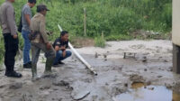 DITELITI: Anggota Polisi dan BPBD Kapuas saat berada di lokasi semburan lumpur.(istimewa)