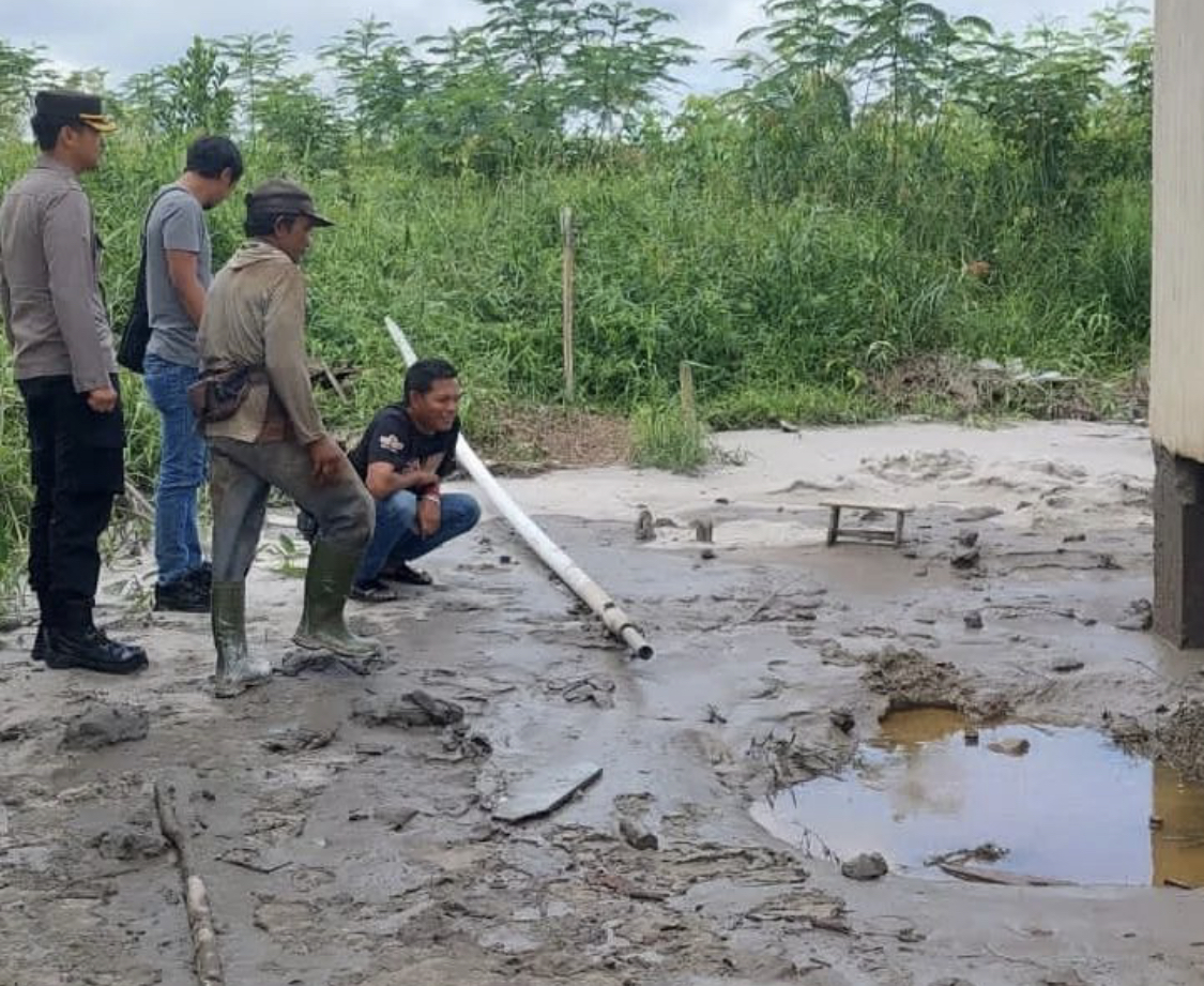 DITELITI: Anggota Polisi dan BPBD Kapuas saat berada di lokasi semburan lumpur.(istimewa)