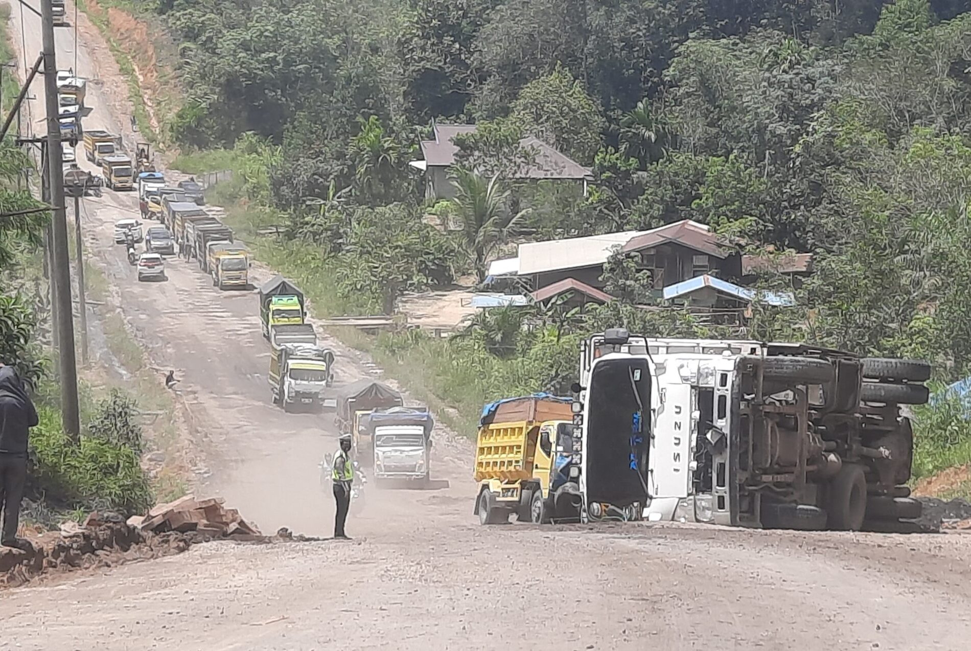 truk angkutan PBS terbalik