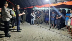 Bupati Gumas Jaya Samaya Monong bersama Kapolres Gumas AKBP Asep Bangbang Saputra, dan Kasatpol PP Salampak Haris, menjelaskan alasan penutupan Jalan Kuala Kurun-Palangka Raya kepada sopir truk angkutan PBS, di pos jaga Kurun-Sei Hanyo, Senin (20/3) malam.(arham said/radarsampit)