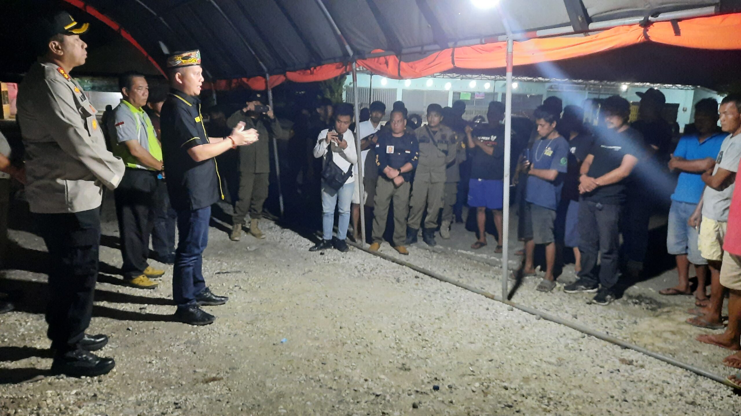 Bupati Gumas Jaya Samaya Monong bersama Kapolres Gumas AKBP Asep Bangbang Saputra, dan Kasatpol PP Salampak Haris, menjelaskan alasan penutupan Jalan Kuala Kurun-Palangka Raya kepada sopir truk angkutan PBS, di pos jaga Kurun-Sei Hanyo, Senin (20/3) malam.(arham said/radarsampit)