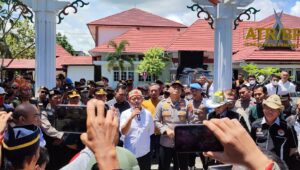 Ratusan warga yang tergabung dalam beberapa organisasi masyarakat saat mendatangi Kantor Agraria dan Tata Ruang / Badan Pertanahan Nasional (ATR/BPN)) Kota Palangka Raya di Jalan DI Panjatan, Rabu (29/3).(dodi/radarpalangkaraya)