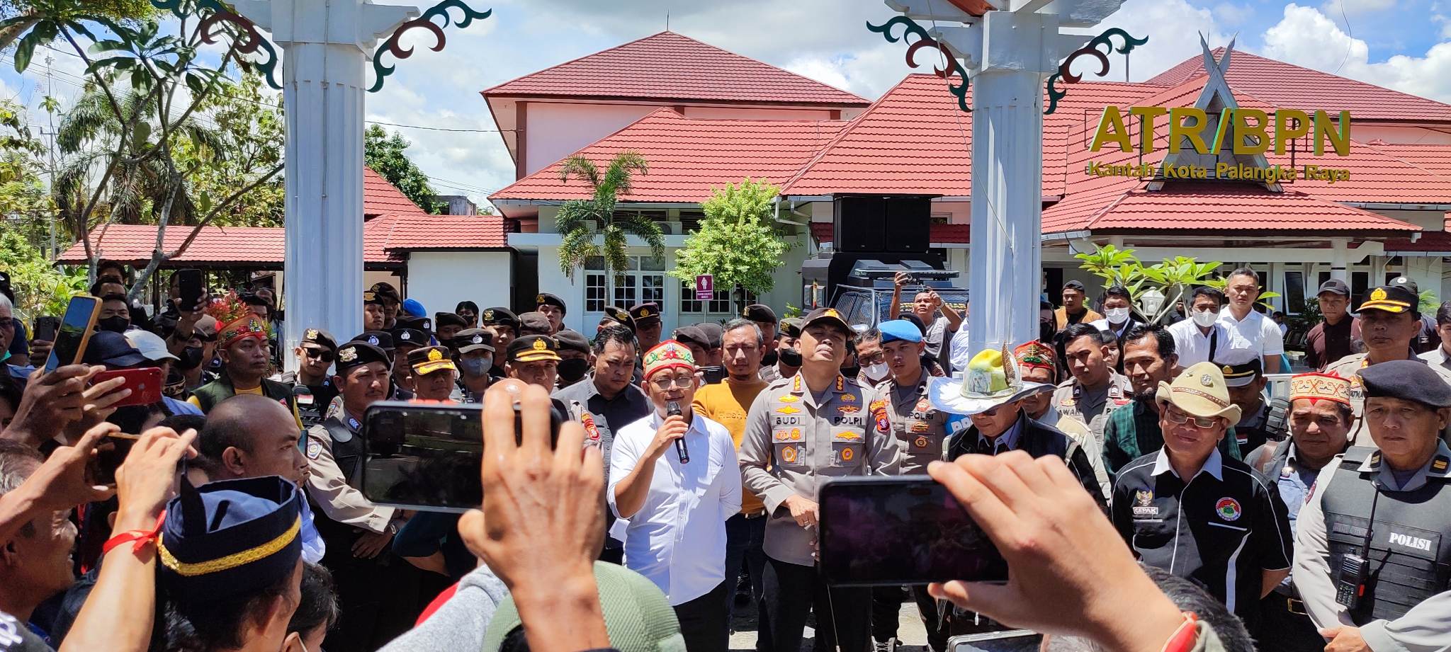 Ratusan warga yang tergabung dalam beberapa organisasi masyarakat saat mendatangi Kantor Agraria dan Tata Ruang / Badan Pertanahan Nasional (ATR/BPN)) Kota Palangka Raya di Jalan DI Panjatan, Rabu (29/3).(dodi/radarpalangkaraya)